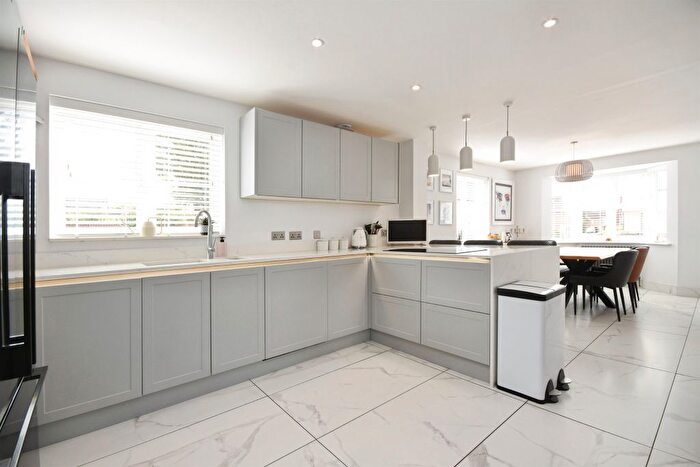 4 Bedroom Link Detached House For Sale In Cowdrie Way, Chelmer Village, Chelmsford, CM2