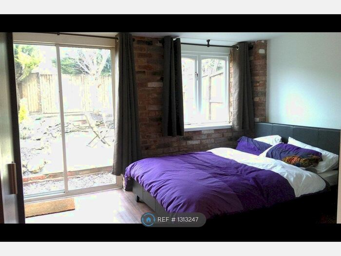 1 Bedroom Flat To Rent In Dunmore, Guildford GU2