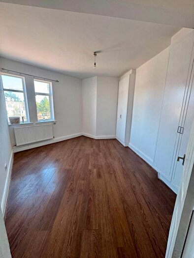 2 Bedroom Flat To Rent In Becontree Avenue, Dagenham, RM8