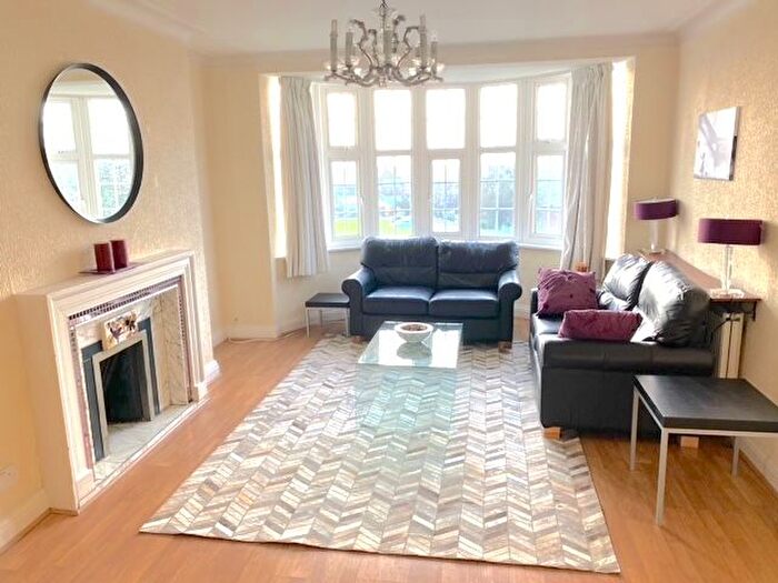 2 Bedroom Flat To Rent In The Burroughs, London, NW4