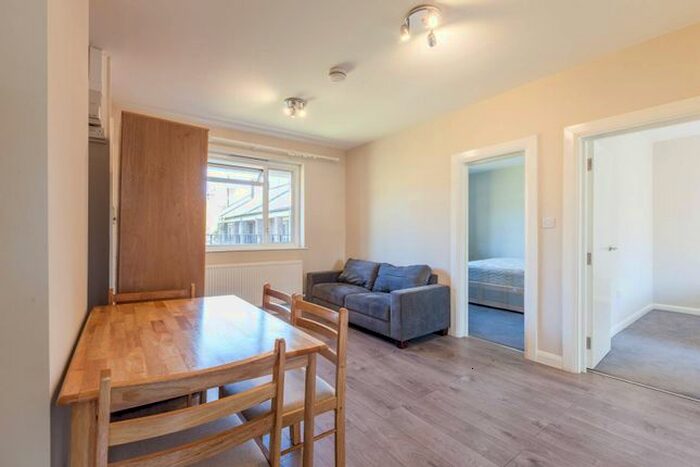 2 Bedroom Flat To Rent In Churston Close, Tulse Hill, London, SW2