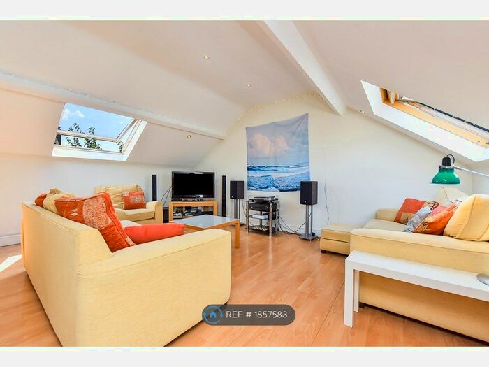 3 Bedroom Flat To Rent In Undine Street, London, SW17