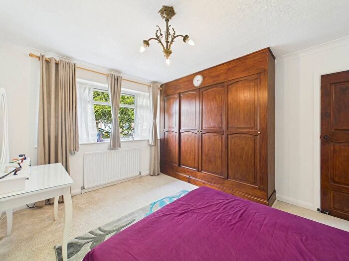 2 Bedroom Bungalow For Sale In Horsham Road, Feltham, TW14