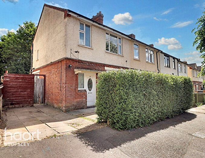 3 Bedroom End Of Terrace House For Sale In Brooms Road, Luton, LU2