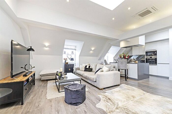 3 Bedroom Flat To Rent In Kew Bridge Road, Brentford, TW8