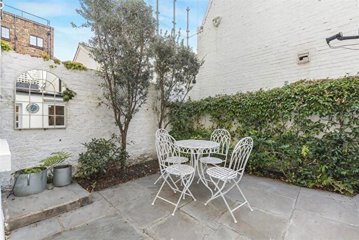 2 Bedroom Flat For Sale In Gunter Grove, London, SW10