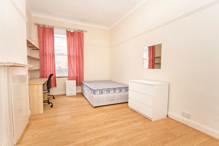 5 Bedroom Apartment To Rent In Parson Street, Hendon, London, NW4