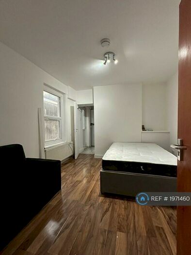 Studio To Rent In Longcross Street, Cardiff, CF24