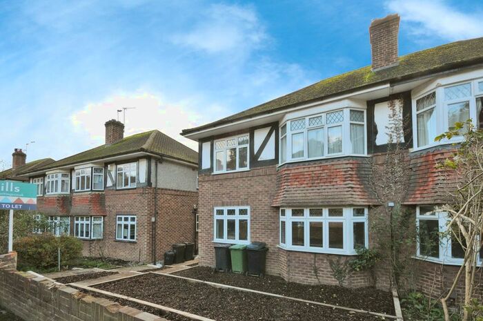 2 Bedroom Flat To Rent In Mill Vale, Bromley, BR2