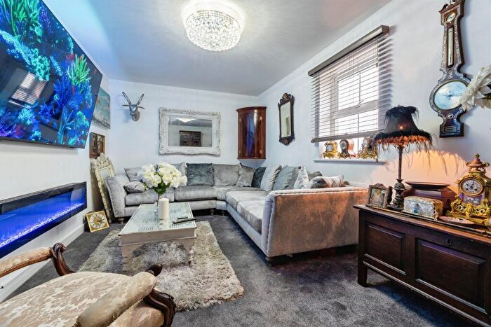 2 Bedroom Flat For Sale In Beagle Close, Leicester, LE4