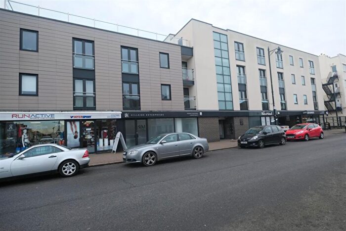 2 Bedroom Flat To Rent In Grove House Rectory Grove Leigh On Sea, SS9