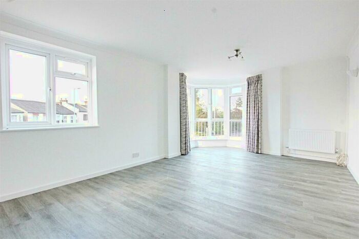 3 Bedroom Flat To Rent In High Street, Potters Bar, EN6