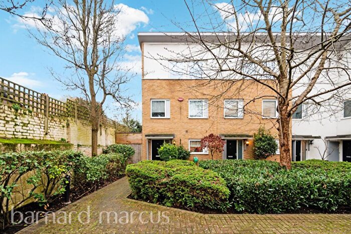 3 Bedroom Town House For Sale In Holmes Close, London, SE22