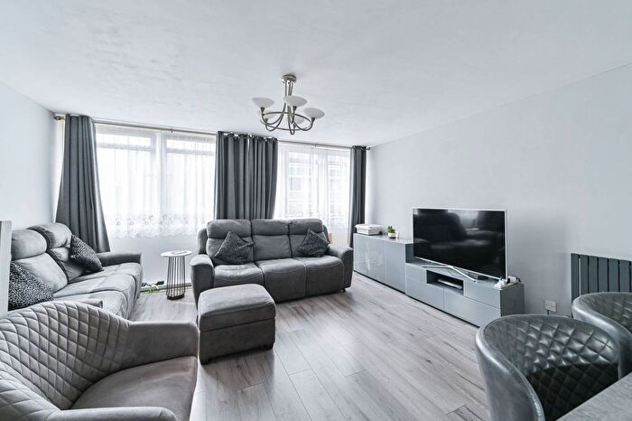 3 Bedroom Maisonette For Sale In Sceaux Gardens, Peckham, London, SE5