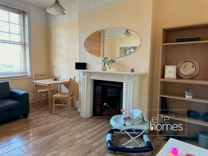 1 Bedroom Flat To Rent In Harvey Mews, London, N8