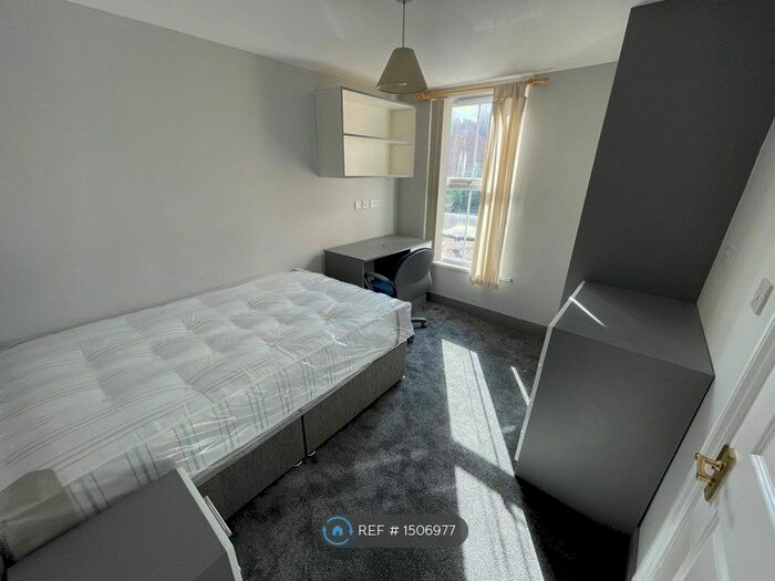 6 Bedroom End Of Terrace House To Rent In Donnington Gardens, Reading, RG1