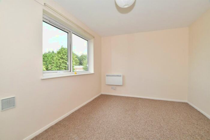 1 Bedroom Flat For Sale In Gilligan Close, Horsham, West Sussex, RH12