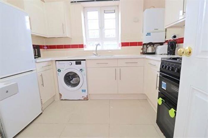 3 Bedroom Flat To Rent In Lorraine Court, Clarence Way, London, NW1