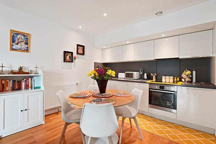 2 Bedroom Apartment For Sale In Lakeside Drive, NW10