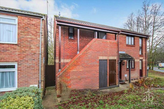 2 Bedroom Flat To Rent In Downing Close, Ipswich, IP2