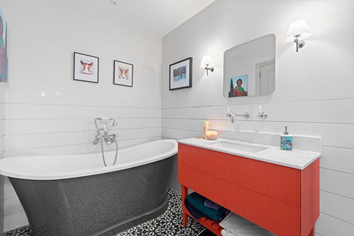 2 Bedroom Flat For Sale In Drakefield Road, SW17
