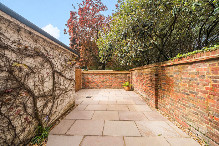 2 Bedroom Apartment To Rent In South Street, Farnham, GU9
