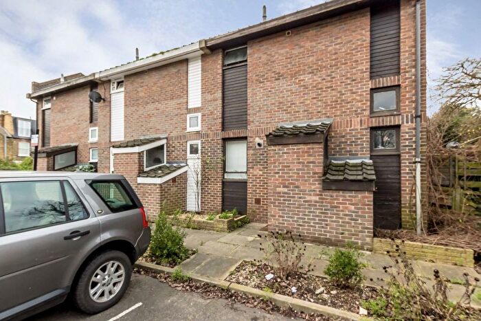 2 Bedroom Property To Rent In Willow Tree Close, London, SW18