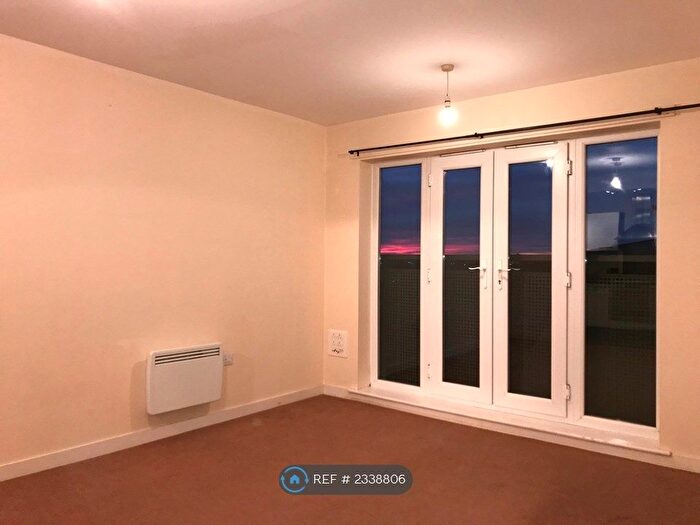 2 Bedroom Flat To Rent In Aspect Court, Slough, SL1