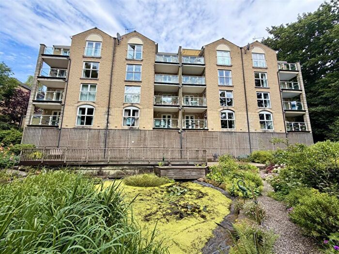 2 Bedroom Flat For Sale In Woodcroft Grange, Burnley Road, Halifax, HX2