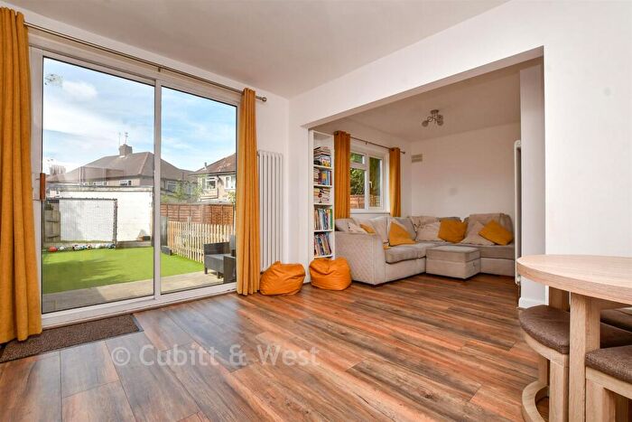 2 Bedroom Ground Maisonette For Sale In Benhill Wood Road, Sutton, Surrey, SM1