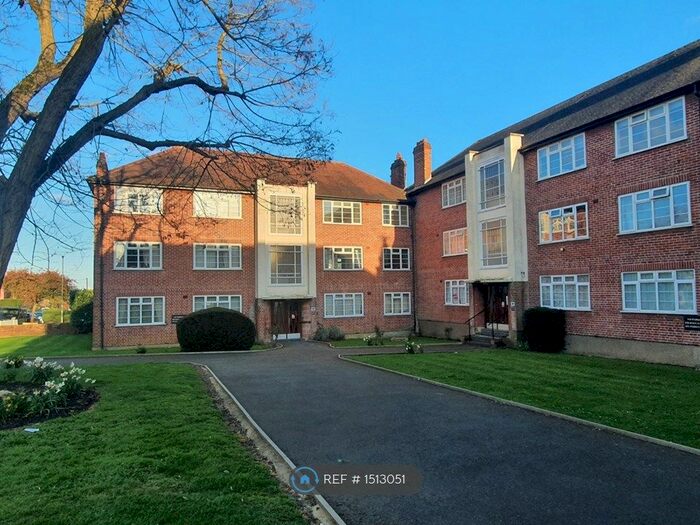 2 Bedroom Flat To Rent In Cardrew Court, London, N12