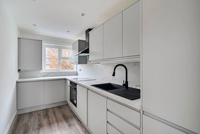 2 Bedroom Flat For Sale In Fleming Road, Kennington, London, SE17