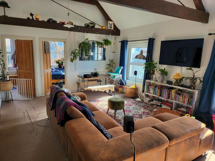 2 Bedroom Property To Rent In Bishopric, Horsham, RH12