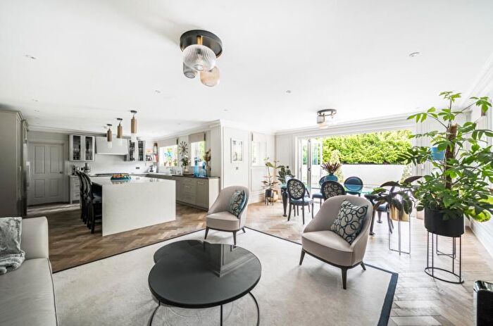 5 Bedroom Detached House To Rent In Woking, Surrey, GU22