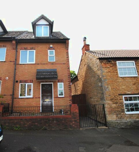Terraced House To Rent In Thorpe Street, Raunds, Wellingborough, NN9