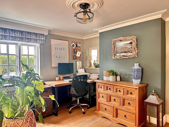 3 Bedroom Semi-Detached House For Sale In The Green, Reaseheath, Cheshire, CW5 - Photo 11