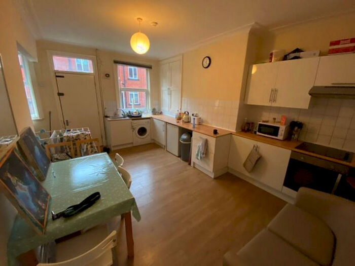 4 Bedroom House To Rent In Estcourt Avenue, Leeds, LS6