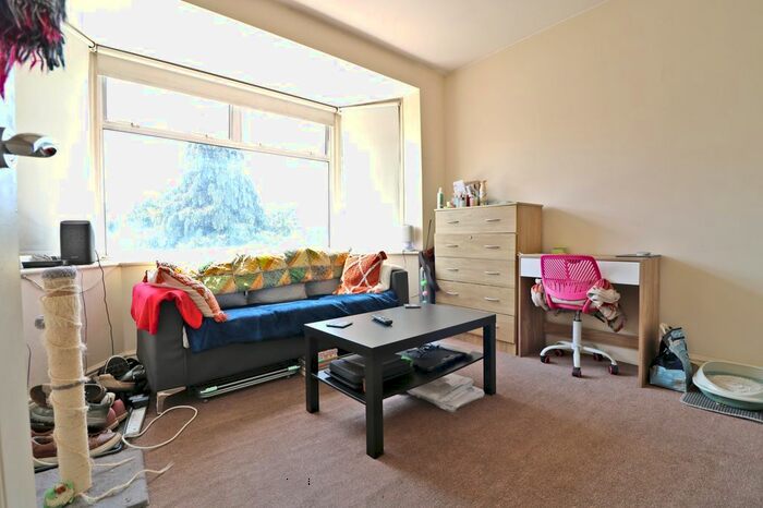 2 Bedroom Flat To Rent In Western Avenue, London, W3