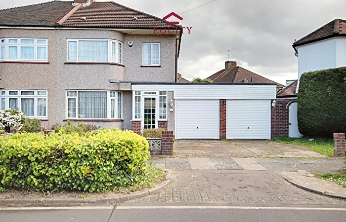 3 Bedroom Semi Detached House For Sale In Apple Grove, Enfield, EN1