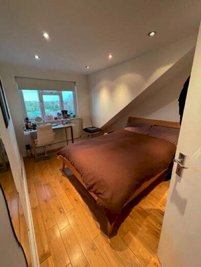 4 Bedroom Flat To Rent In Hendon Way, London, NW2