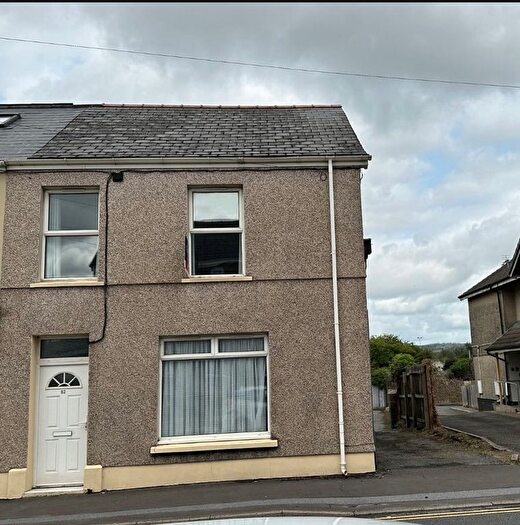 3 Bedroom Semi-Detached House To Rent In Wind Street, Ammanford, SA18