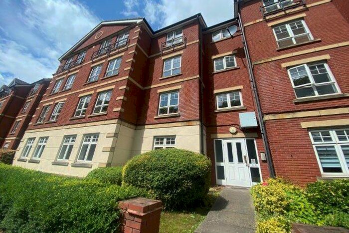 2 Bedroom Flat To Rent In St. Peters Close, Bromsgrove, B61