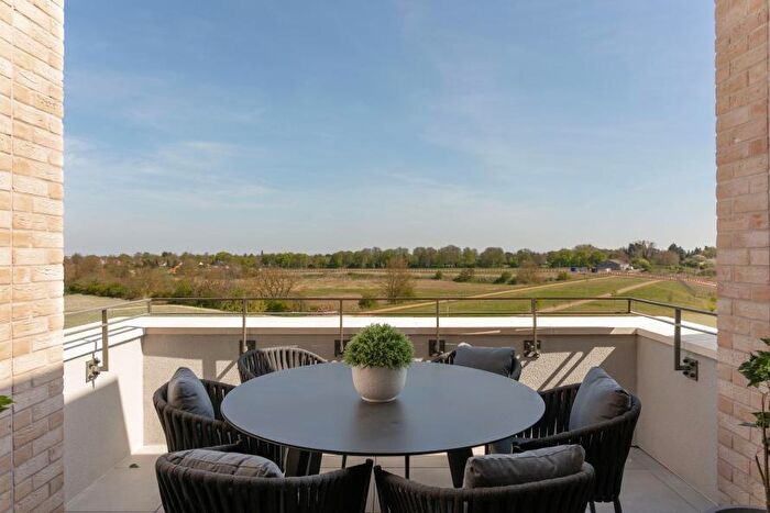 3 Bedroom Apartment For Sale In Eddington Avenue, Cambridge, CB3