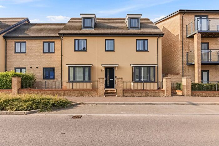 5 Bedroom Semi-Detached House For Sale In Longhorn Drive, Whitehouse, Milton Keynes, MK8