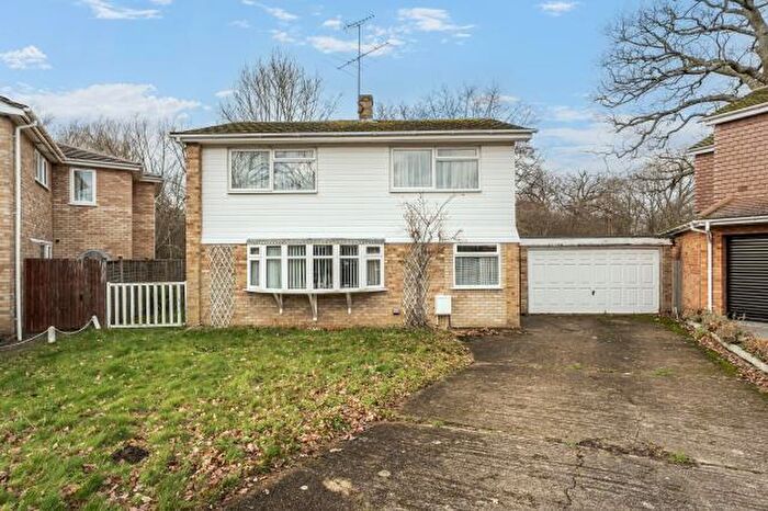 3 Bedroom Detached House For Sale In Ellis Farm Close, Woking, GU22