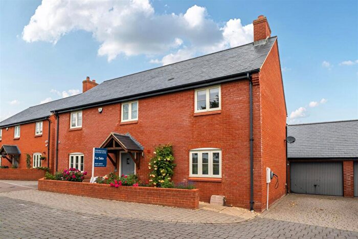4 Bedroom Detached House For Sale In Paddock View, Old Stratford, MK19