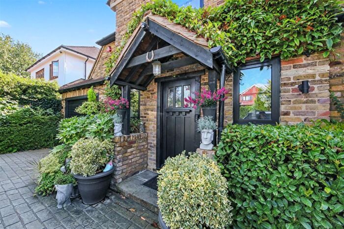 4 Bedroom Detached House For Sale In Oakridge Avenue, Radlett, WD7