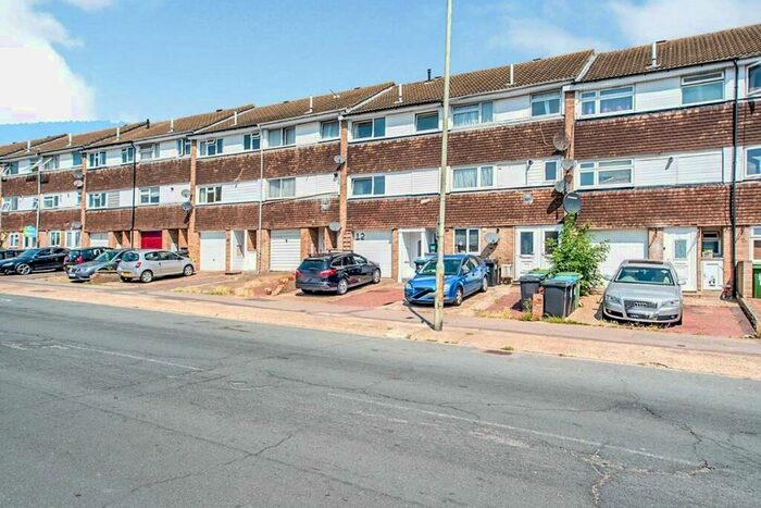 3 Bedroom Flat To Rent In Washington Avenue, Hemel Hempstead, Hertfordshire, HP2