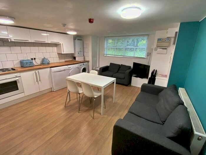 5 Bedroom Flat To Rent In Clifton Avenue, Manchester, Greater Manchester, M14