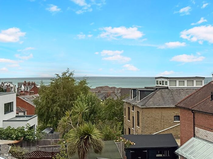 2 Bedroom Flat To Rent In Park Road, Cowes, PO31